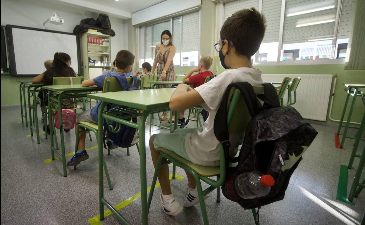 Alumnos en un colegio de Beniaján, en Murcia, en una imagen de archivo. 