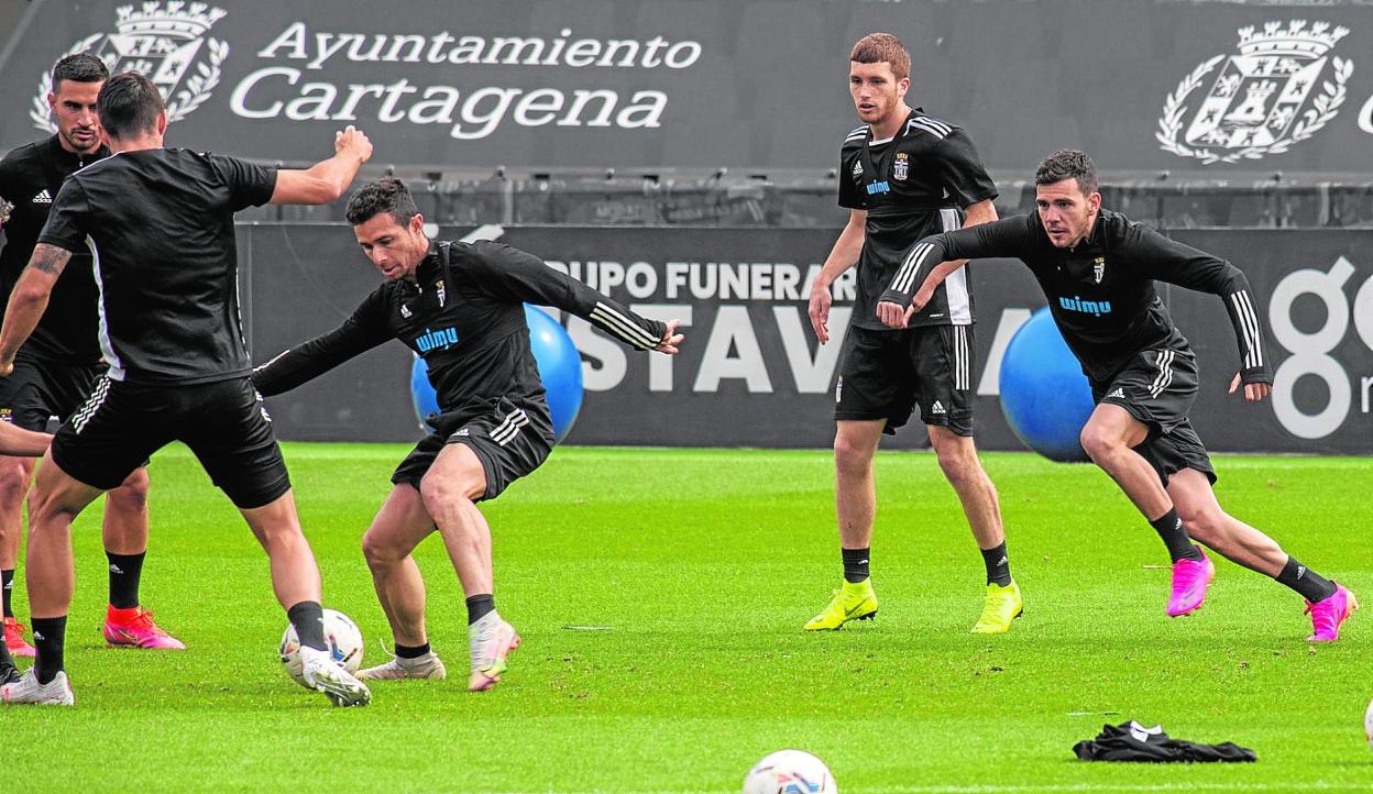 Álex Gallar, con las botas rosas y novedad en la convocatoria, corre hacia el rondo con el resto de sus compañeros, en el entrenamiento de esta semana en el Cartagonova. 