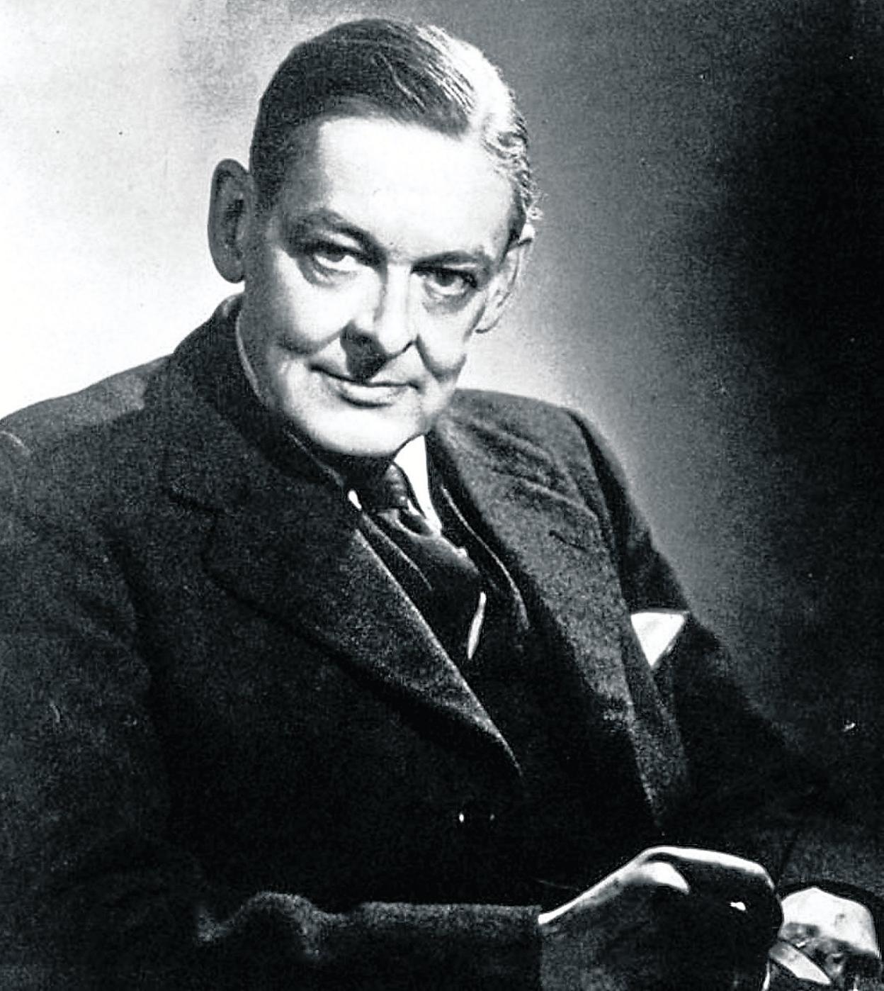 T. S. Eliot junto a la primera edición de 'For Lancelot Andrewes'. 