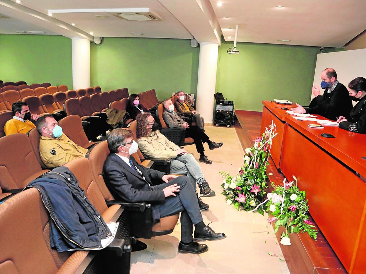 El presidente y la secretaria (d), con los miembros de la asociación en la reunión de ayer. 