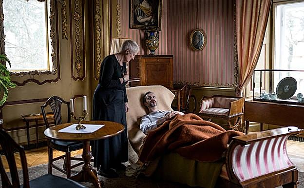 Imagen principal - Imágenes de trabajos de videocreación de la artista y teórica del Arte holandesa, que participará, en Cartagena, en el festival Mucho Más Mayo.