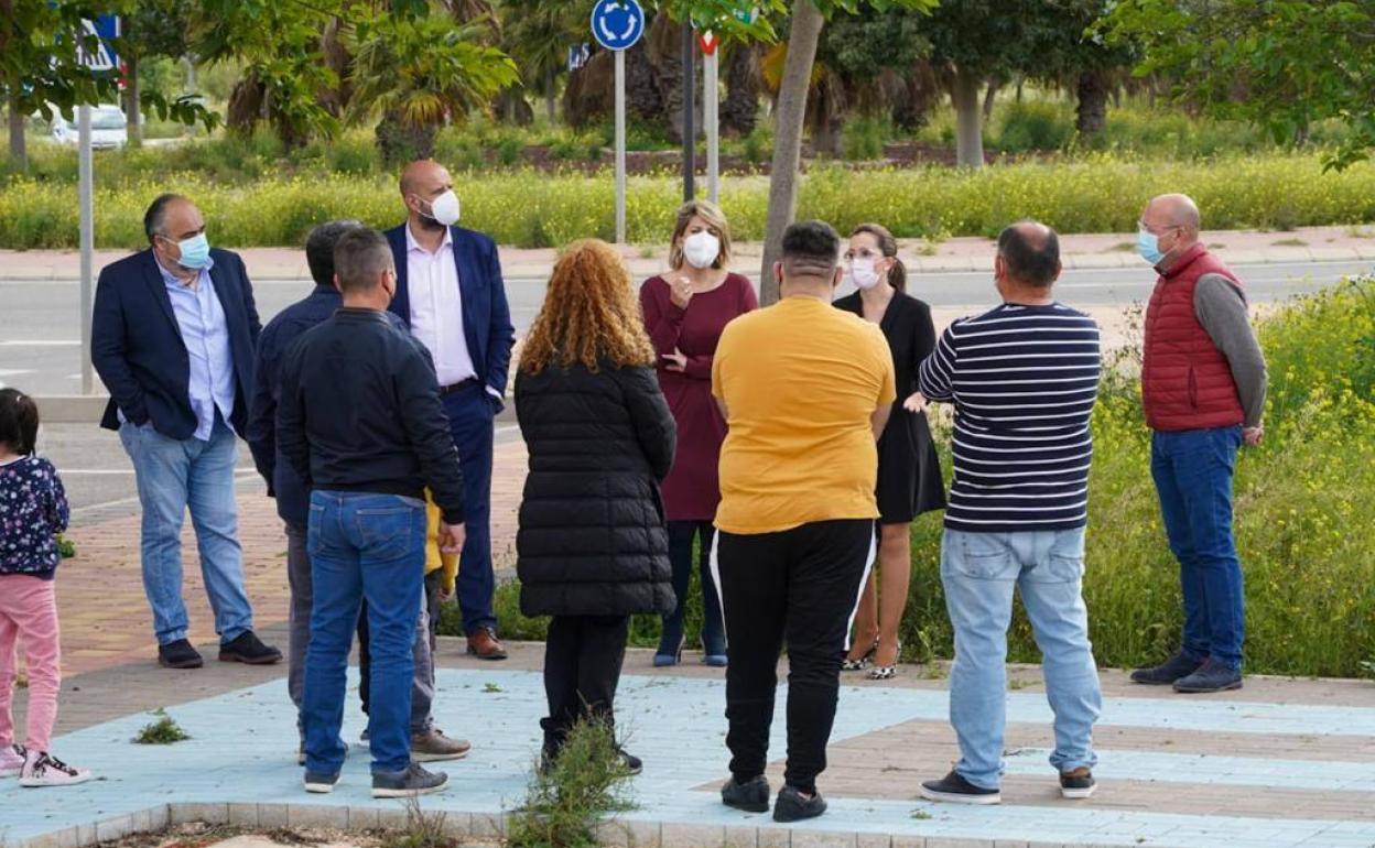 Noelia Arroyo y Ana Belén Castejón informan a los vecinos de las novedades.