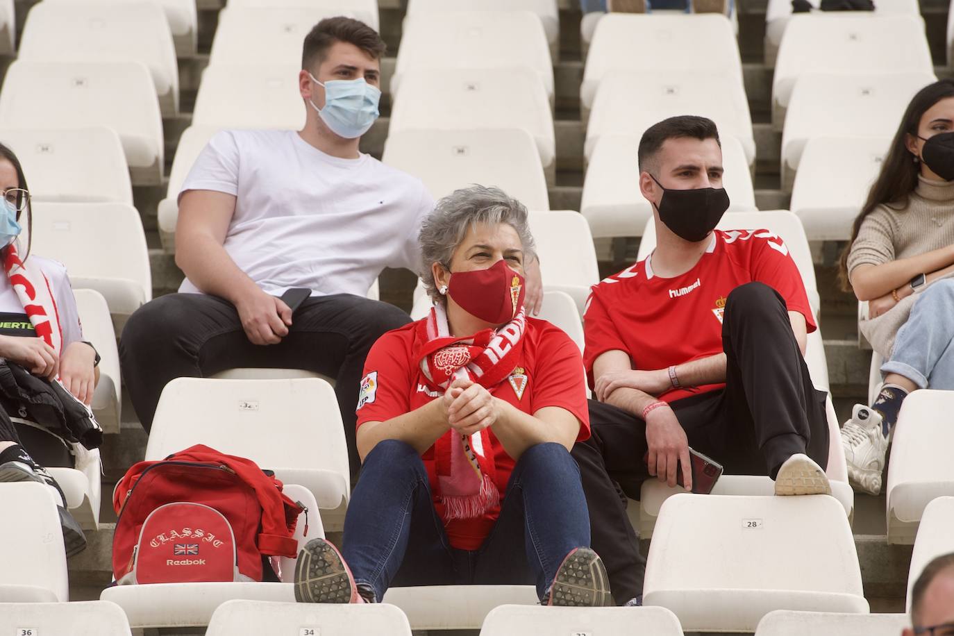 Fotos: Las mejores imágenes de la afición del Murcia durante el encuentro ante el Linense