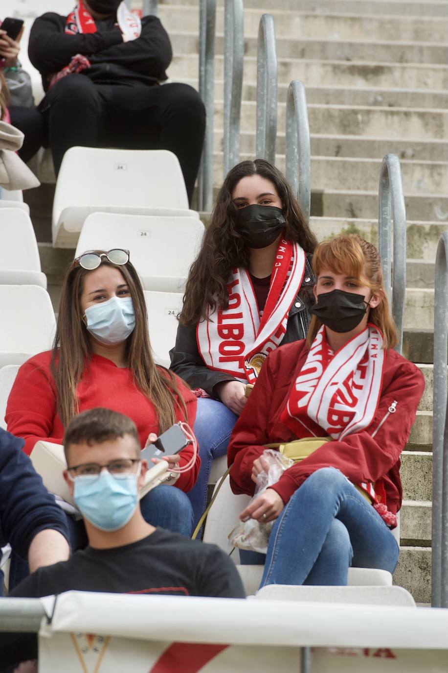 Fotos: Las mejores imágenes de la afición del Murcia durante el encuentro ante el Linense