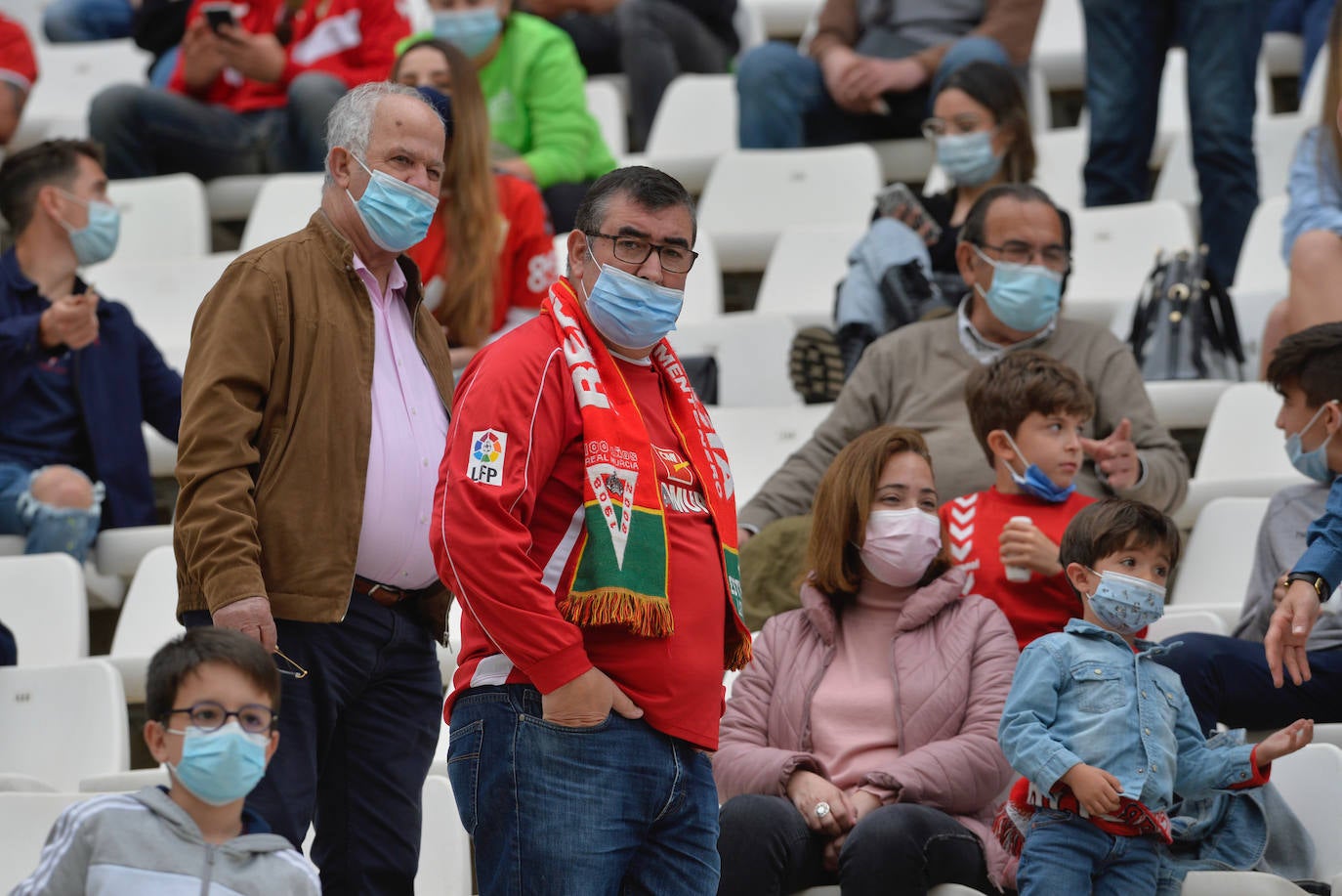 Fotos: Las mejores imágenes de la afición del Murcia durante el encuentro ante el Linense