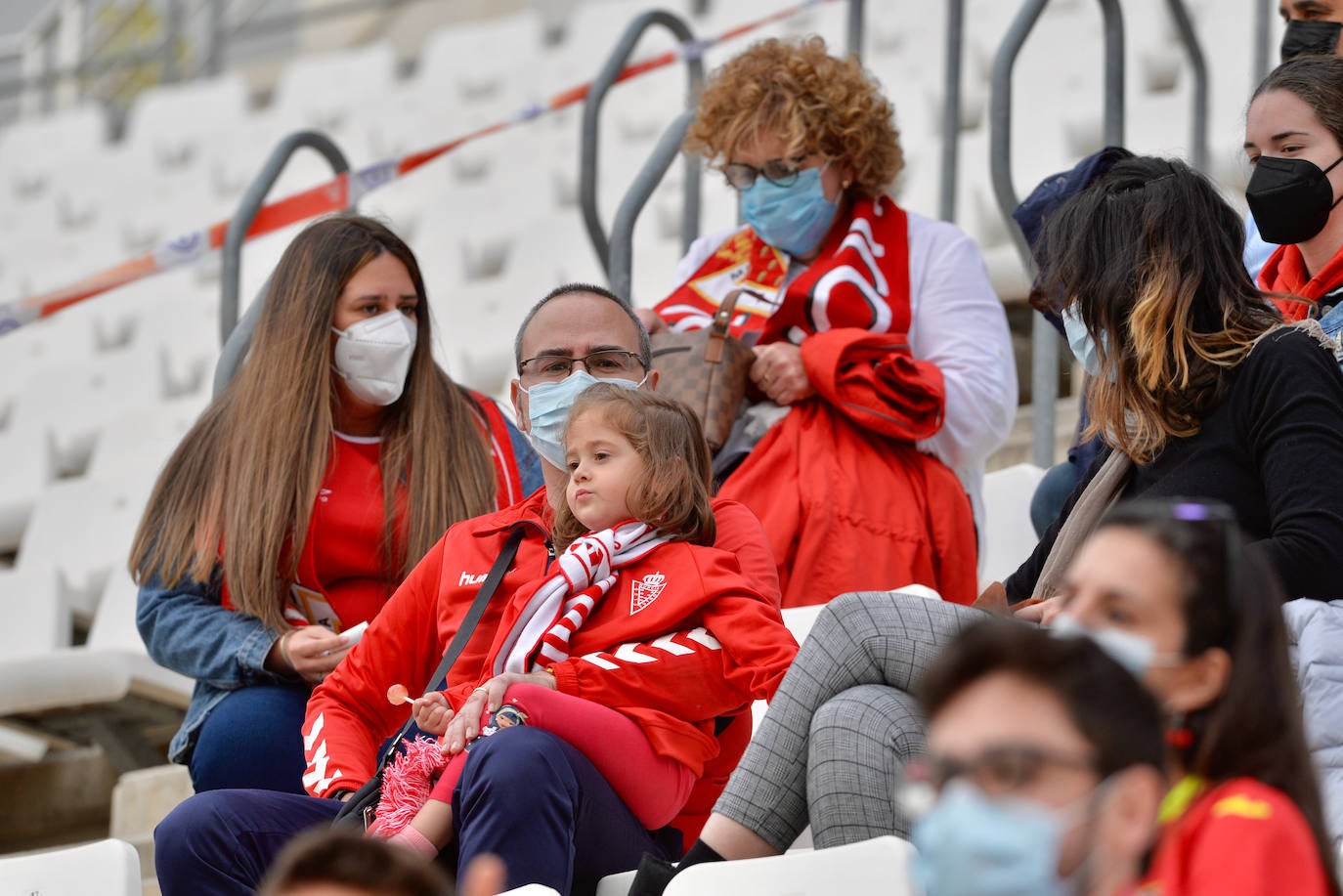 Fotos: Las mejores imágenes de la afición del Murcia durante el encuentro ante el Linense