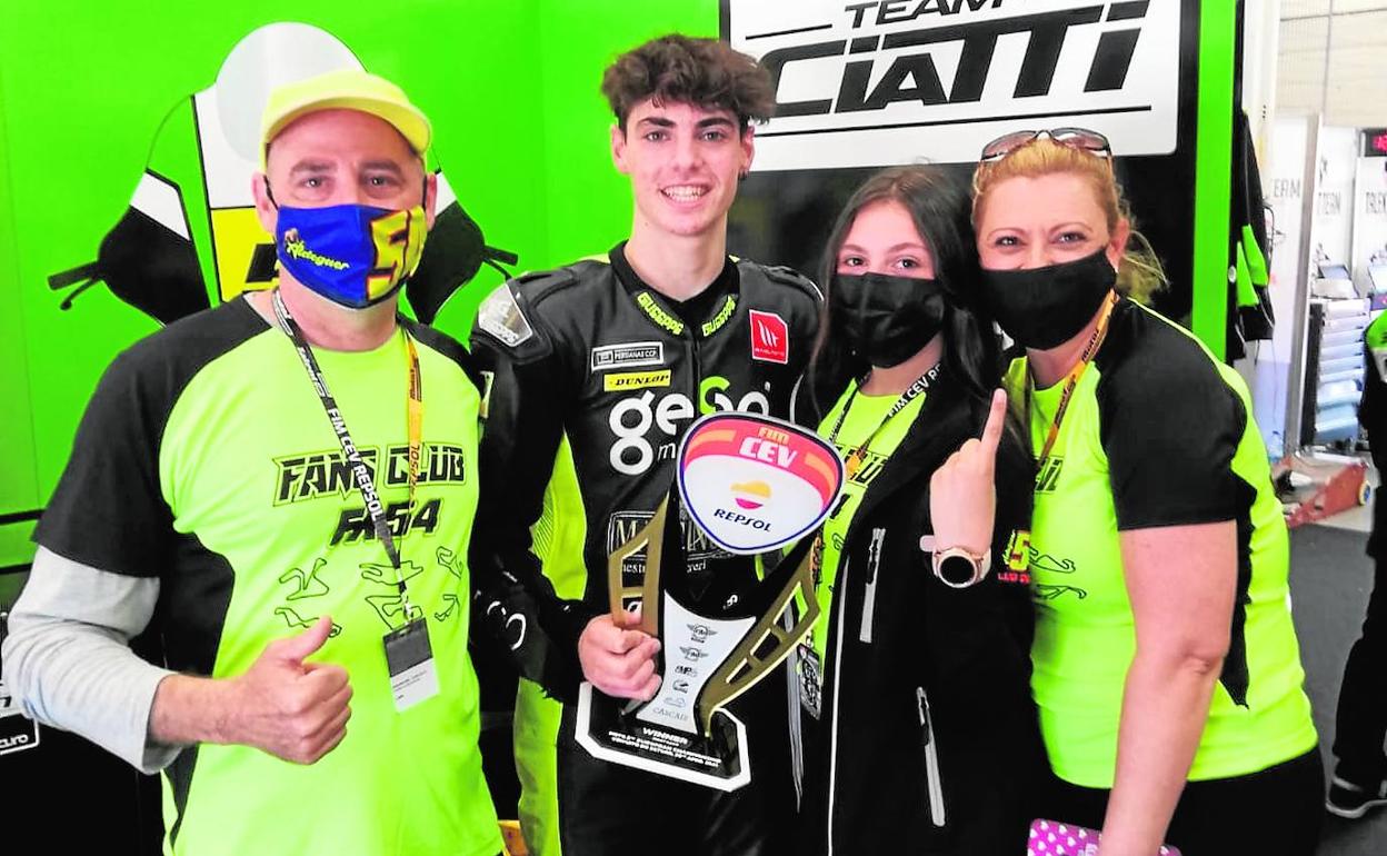 Fermín Aldeguer, con sus padres y su hermana, tras ganar la primera carrera del Europeo de Moto2, ayer en Estoril.