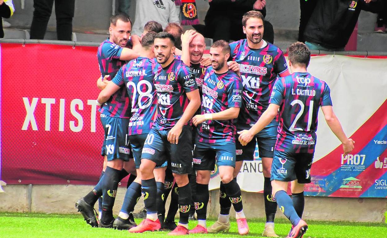 Los jugadores del Yeclano celebran el 2-0, obra de Álex Vaquero. 