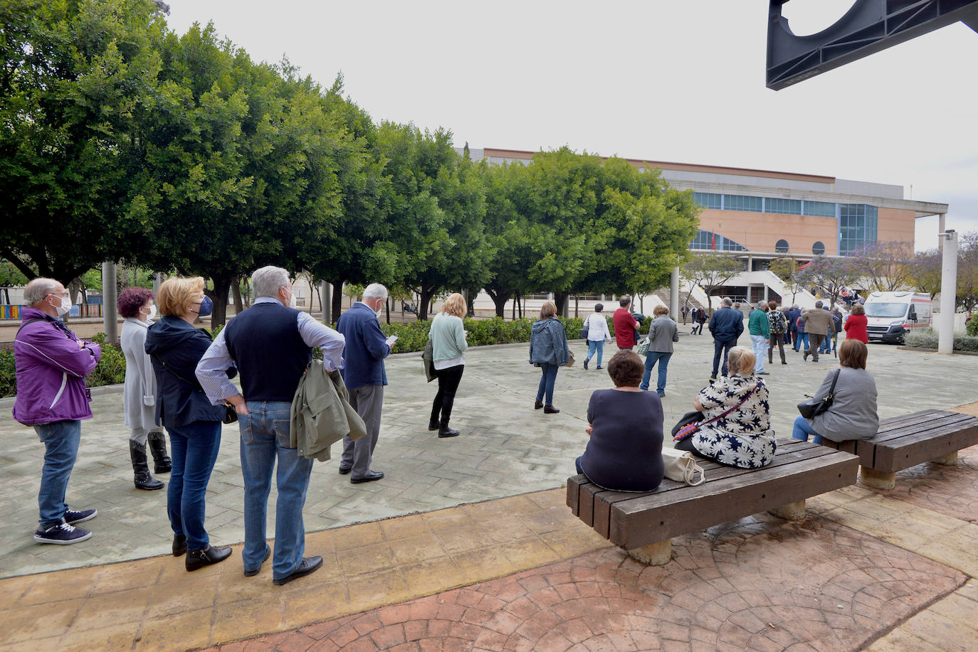 Fotos: Colas en el Palacio de los Deportes de Murcia tras un fallo logístico en el proceso de vacunación