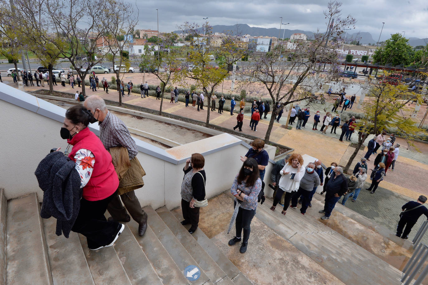 Fotos: Colas en el Palacio de los Deportes de Murcia tras un fallo logístico en el proceso de vacunación