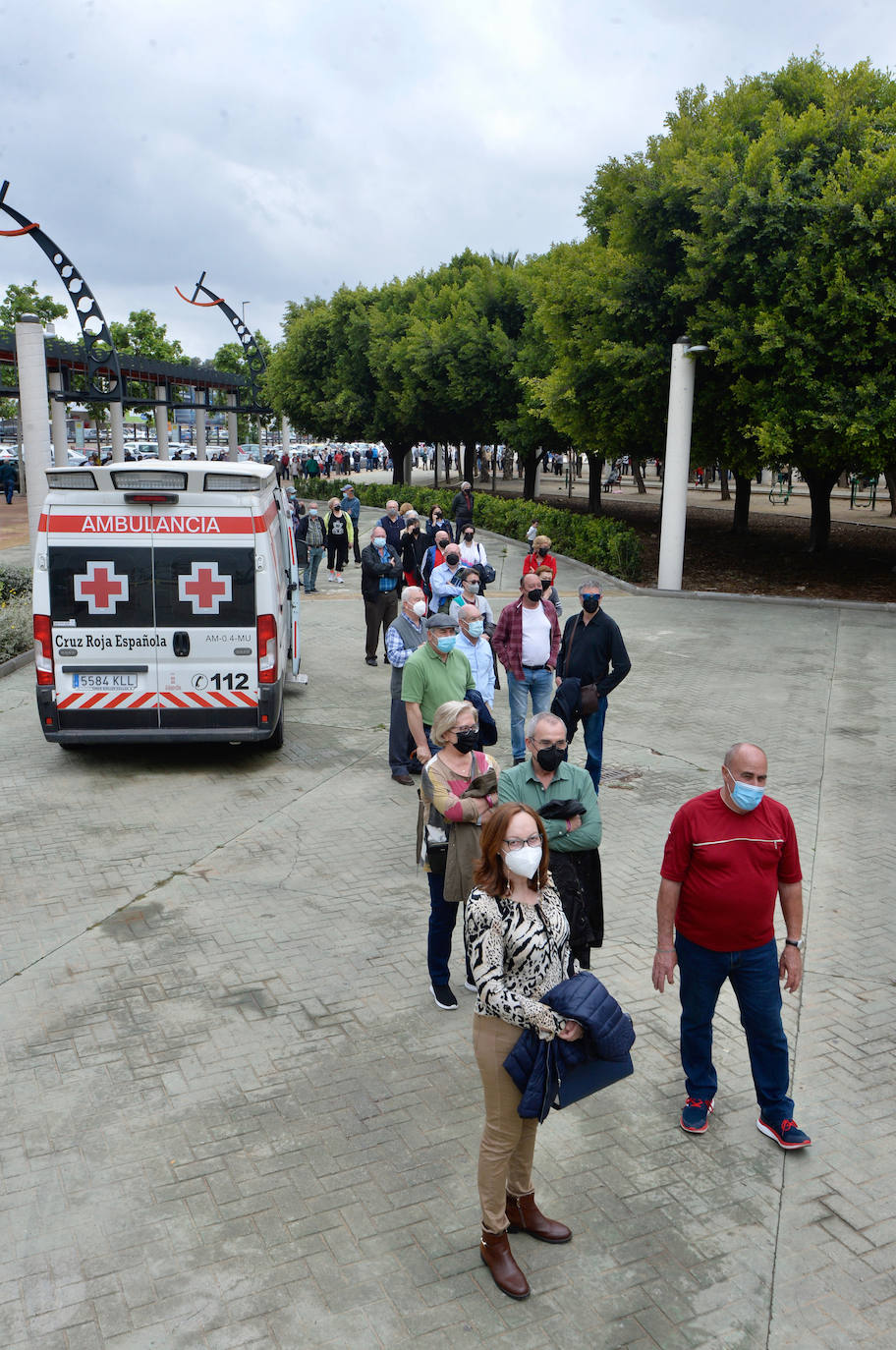 Fotos: Colas en el Palacio de los Deportes de Murcia tras un fallo logístico en el proceso de vacunación