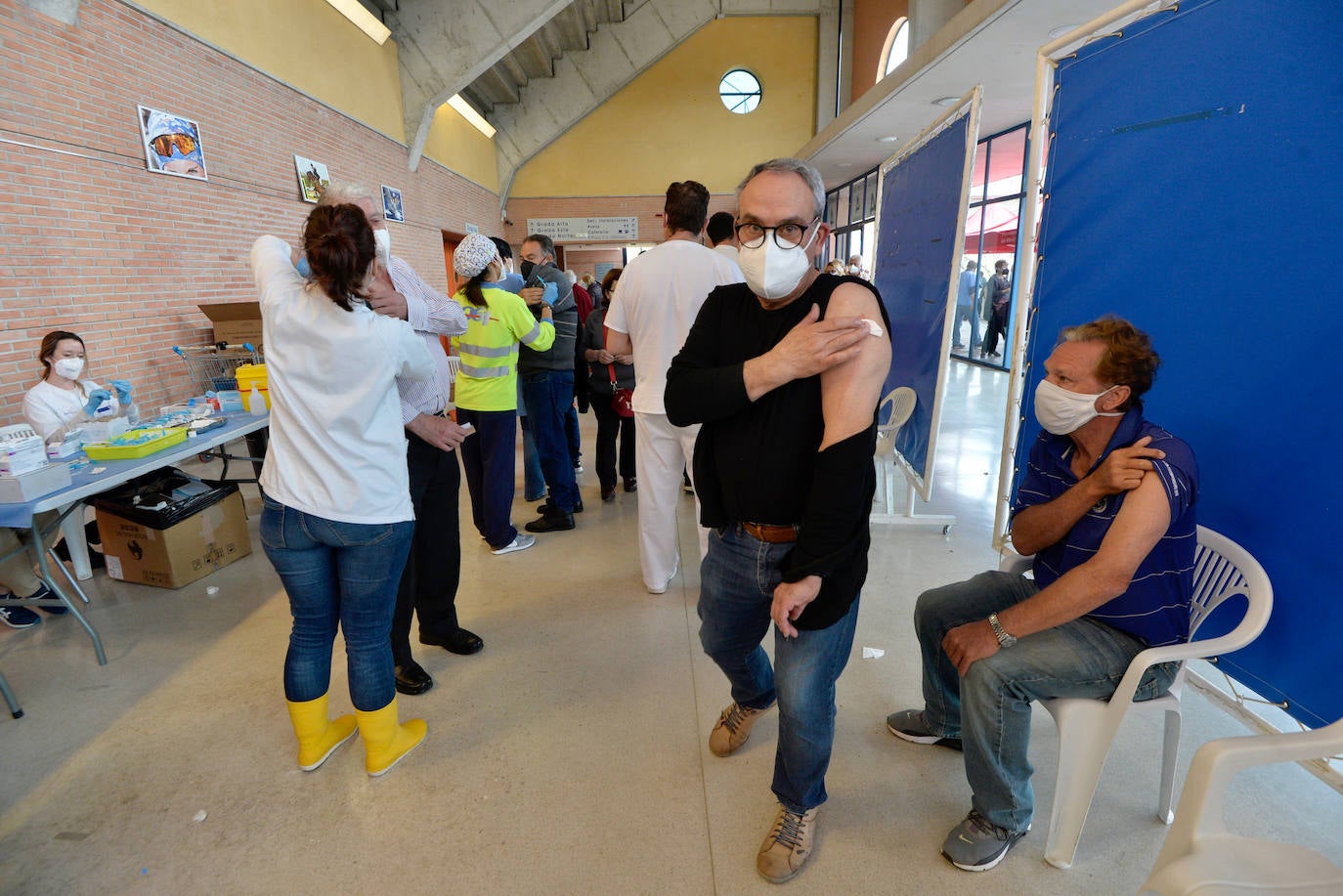 Fotos: Colas en el Palacio de los Deportes de Murcia tras un fallo logístico en el proceso de vacunación