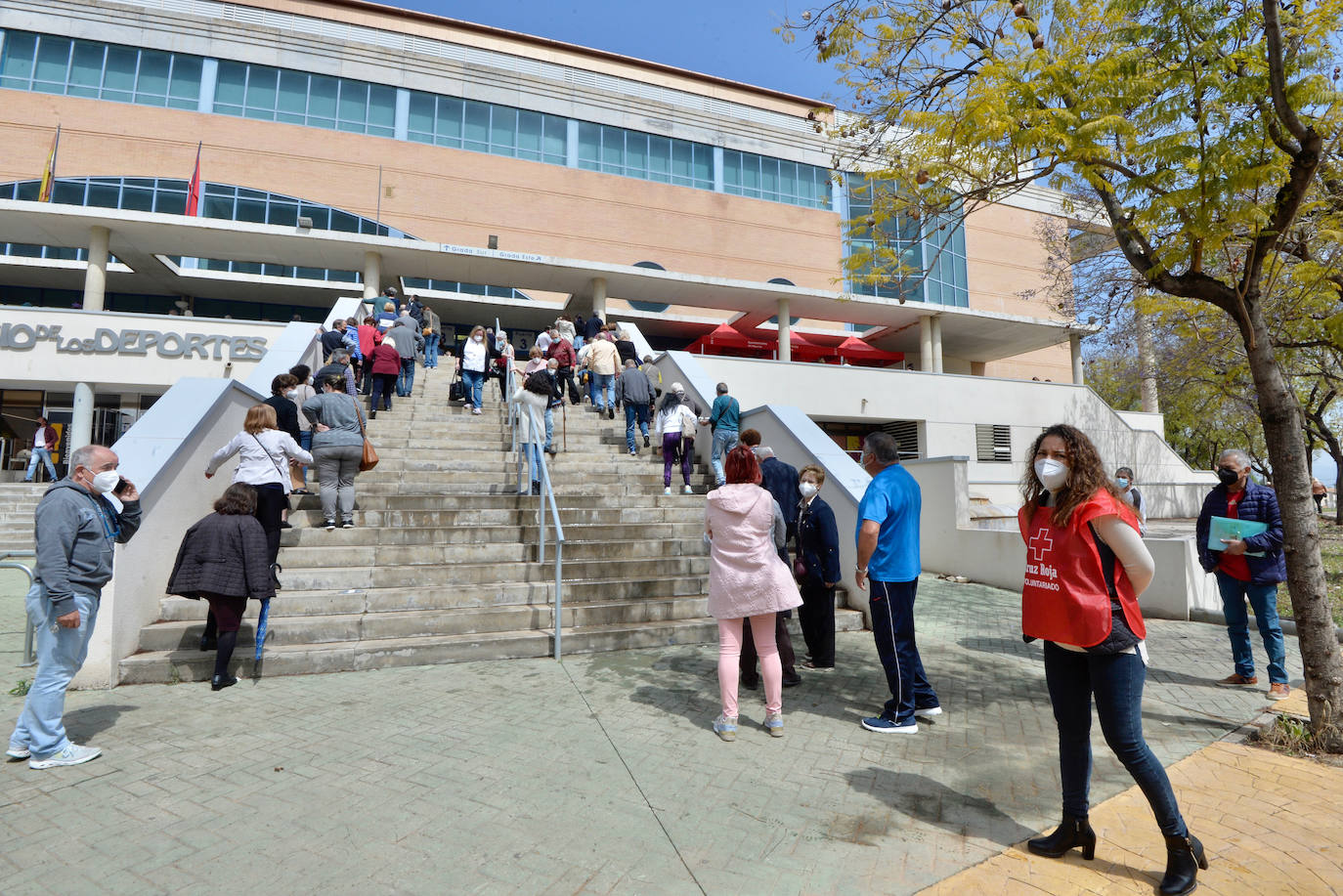 Fotos: Colas en el Palacio de los Deportes de Murcia tras un fallo logístico en el proceso de vacunación