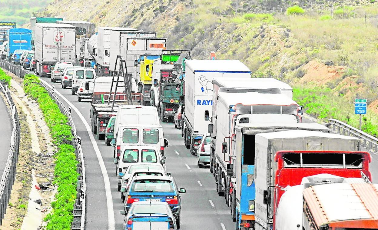 Cola de camiones en la autovía A-7, que une Murcia con Alicante, en una imagen de archivo. 