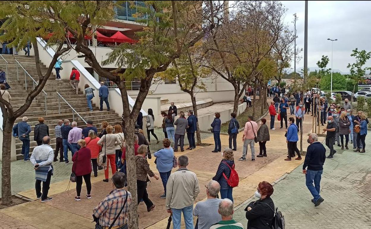 Colas de personas esperando la vacuna en el Palacio de los Deportes de Murcia. 