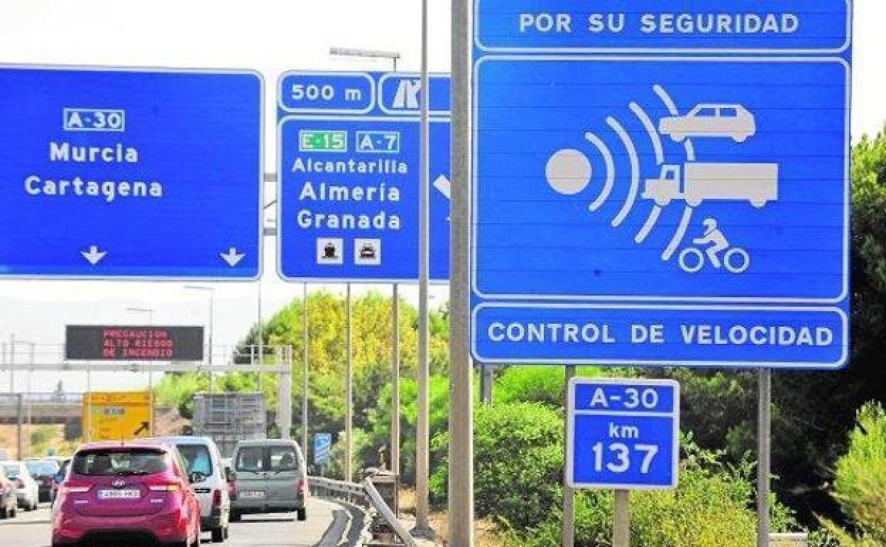 Cartel anunciando un radar en una carretera en una foto de archivo.