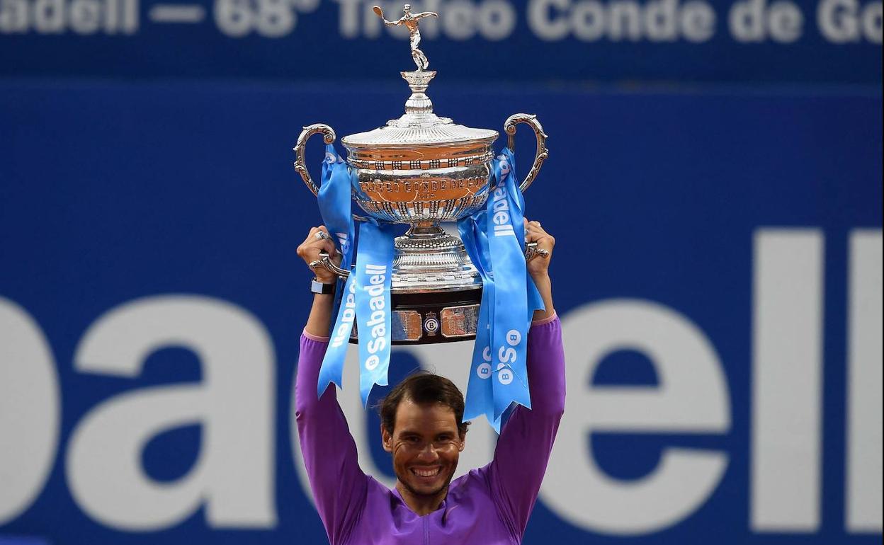 Rafael Nadal sosteniendo su decimosegundo trofeo en el Conde de Godó.