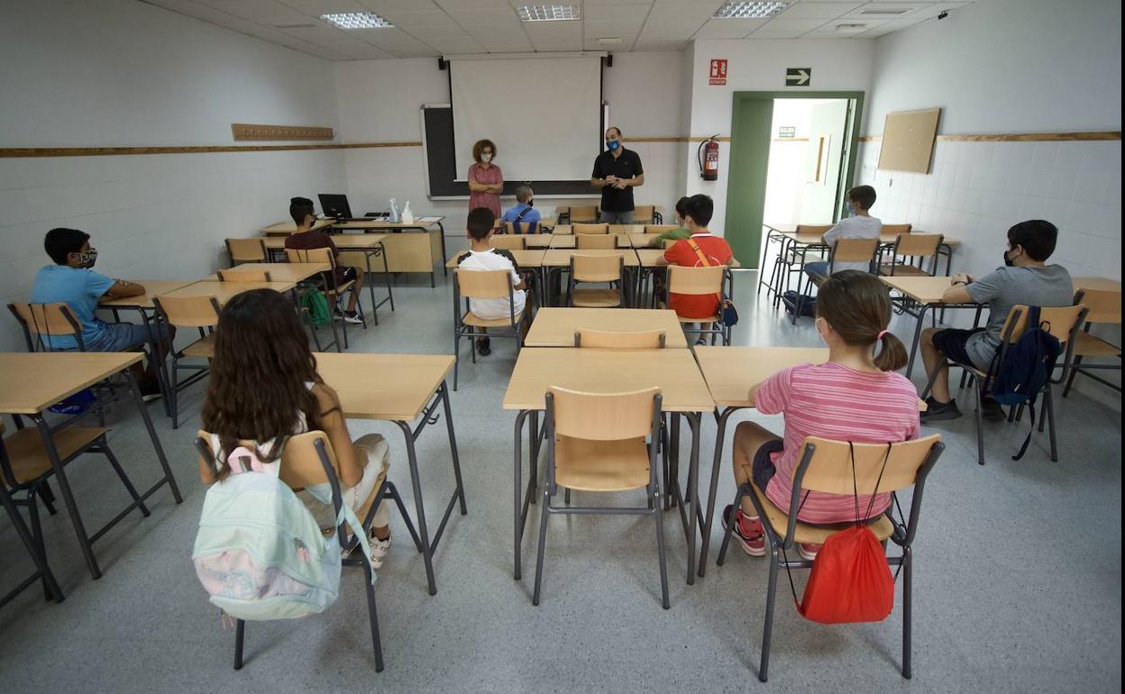 Imagen de archivo de alumnos dando clase en un instituto de Murcia.