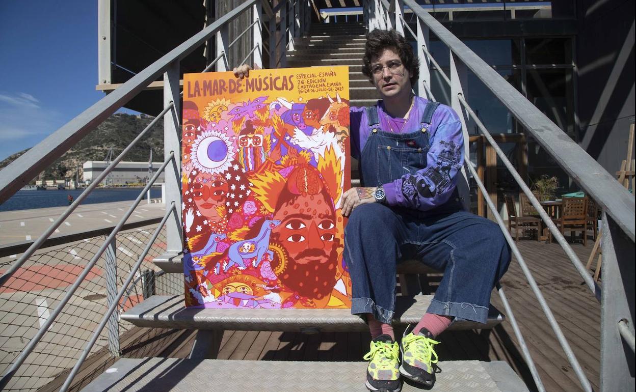 El artista Ricardo Cavolo, con el cartel de la próxima edición de La Mar de Músicas.