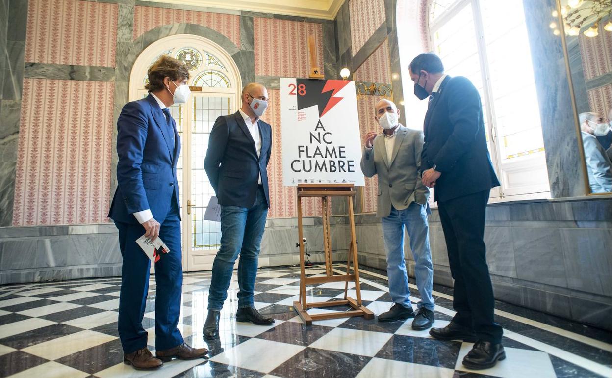 Ramón Palazón, Pedro García Rex, Antonio Parra Pujante y José Antonio Serrano, con el cartel. 