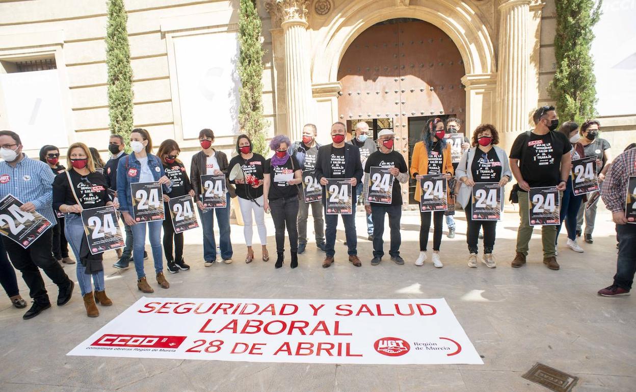 Homenaje a las 24 personas fallecidas en accidente laboral durante 2020 en la Región, este miércoles.