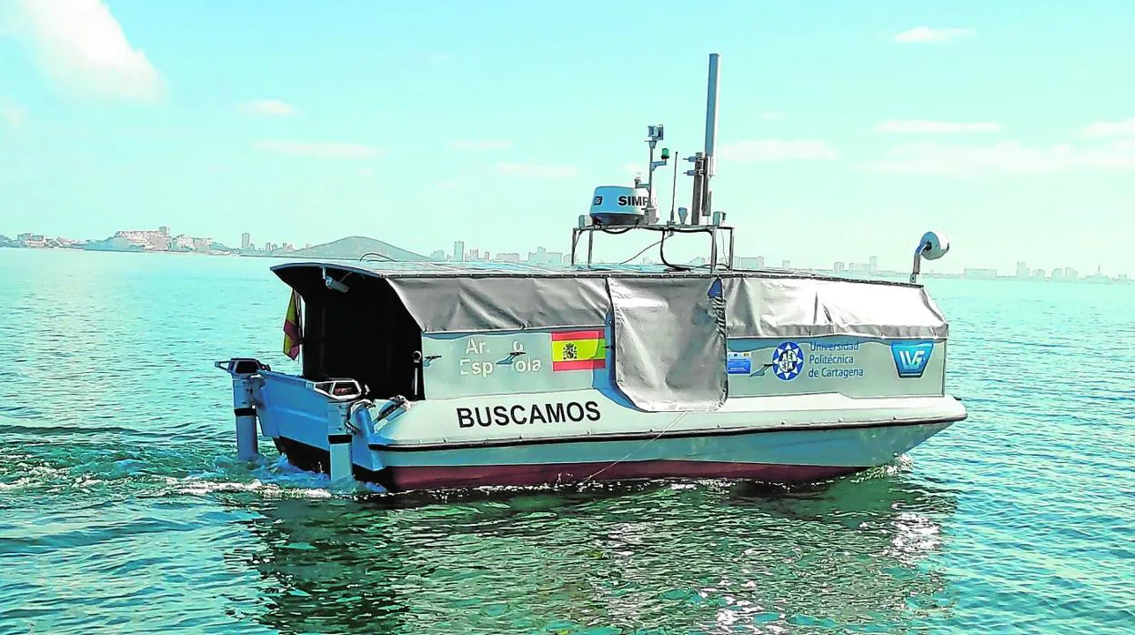 Juan Carlos Molina, Javier García, Antonio Guerrero y Marouane Salhaoui, en el punto de atraque del barco autónomo.Investigador del proyecto chequea el barco autónomo.Brazo robótico.Barco autónomo navegando durante una prueba, cuyo centro de control está situado en el Club Náutico de Los Nietos. 