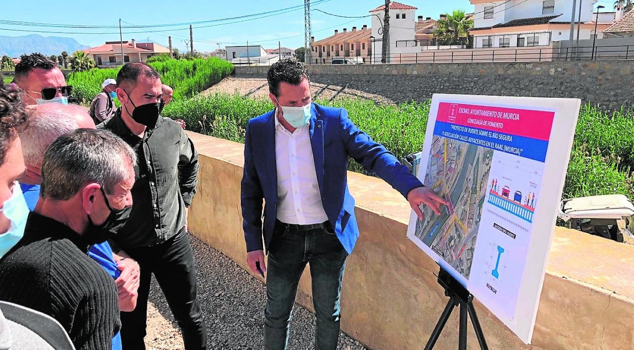 El vicealcalde y concejal de Fomento, Mario Gómez, explica el anteproyecto del nuevo puente. 