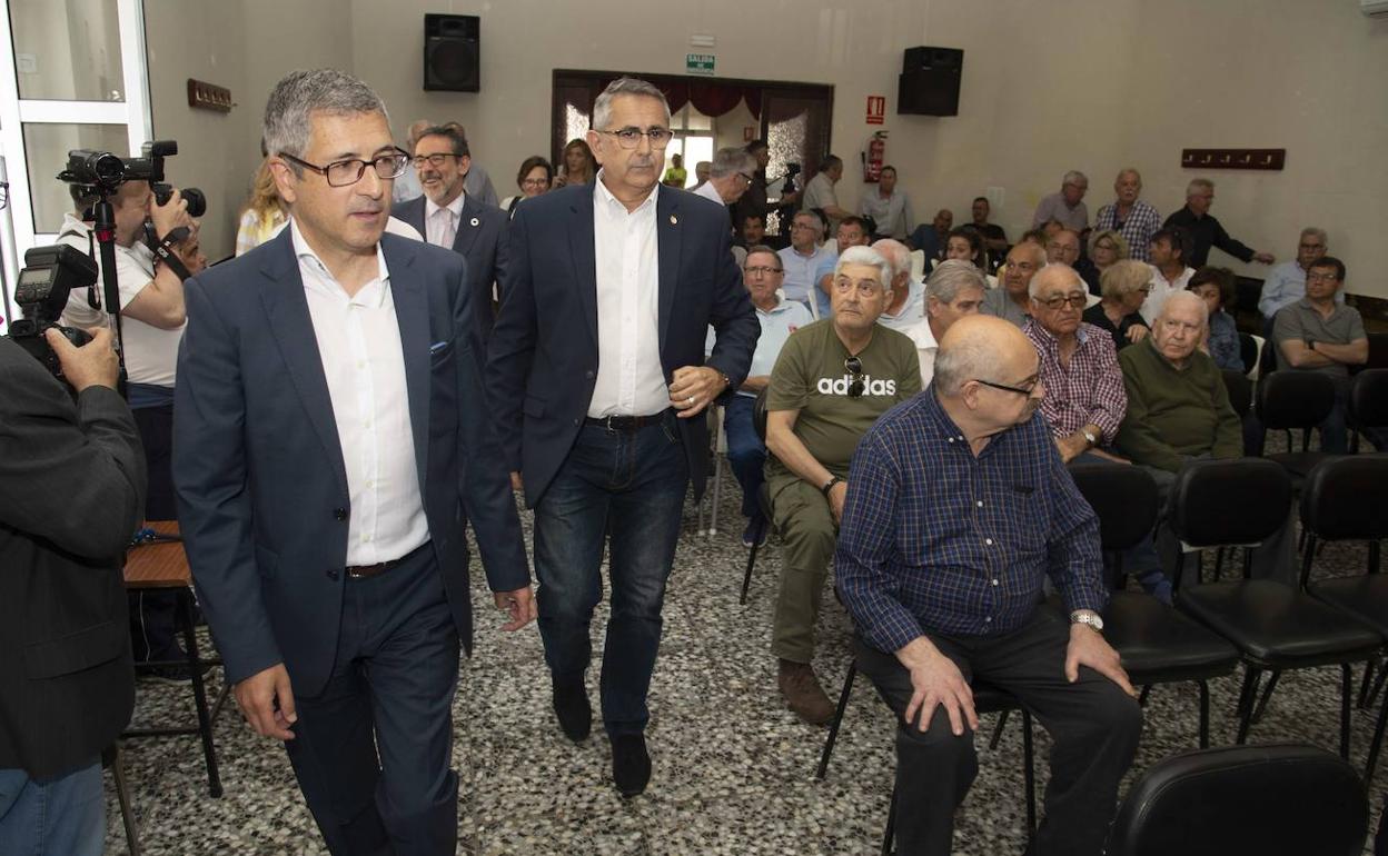 El Secretario de Estado de Medio Ambiente, Hugo Morán, junto al alcalde de La Unión, Pedro López Milán, en una reunión con vecinos de Portmán, en una imagen de archivo.