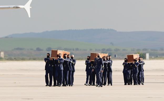 Llegada de los cadáveres de Beriain, Fraile y el cooperante irlandés a la base de Torrejón de Ardoz