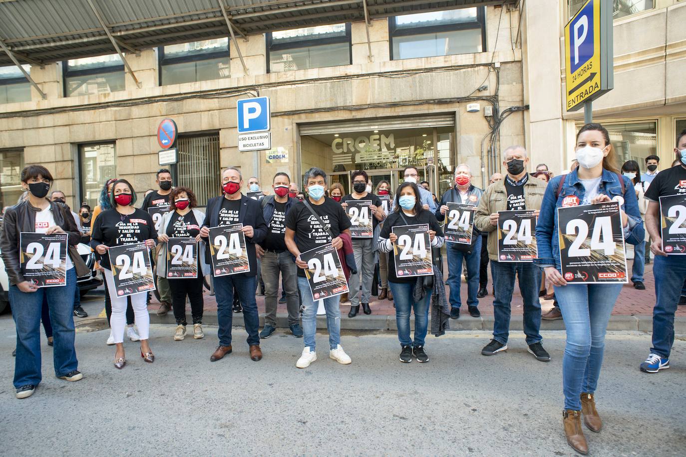 Fotos: Los sindicatos UGT Y CC OO homenajean a los fallecidos en accidente laboral surante 2020