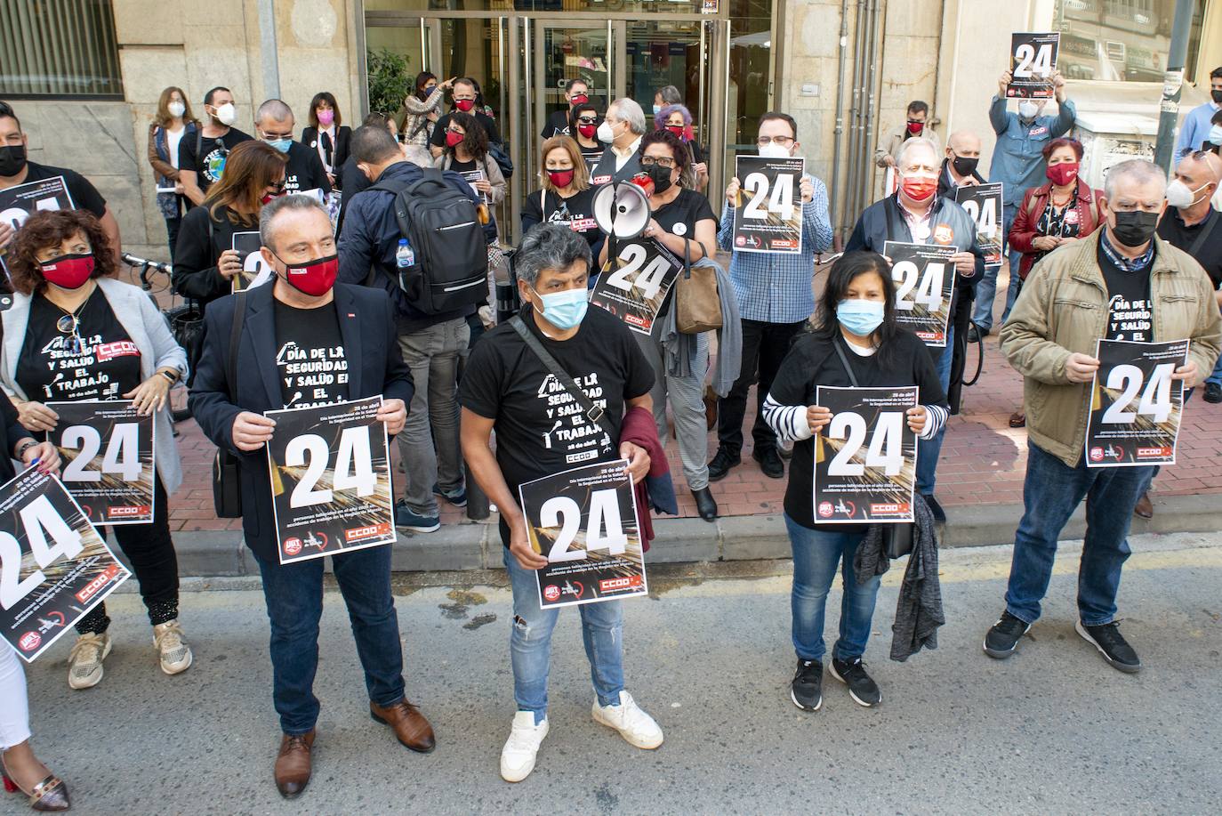 Fotos: Los sindicatos UGT Y CC OO homenajean a los fallecidos en accidente laboral surante 2020