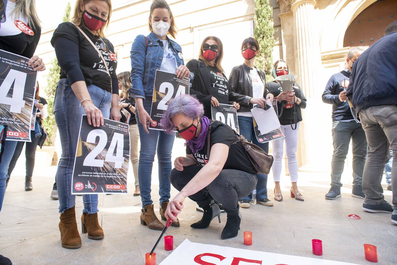 Fotos: Los sindicatos UGT Y CC OO homenajean a los fallecidos en accidente laboral surante 2020