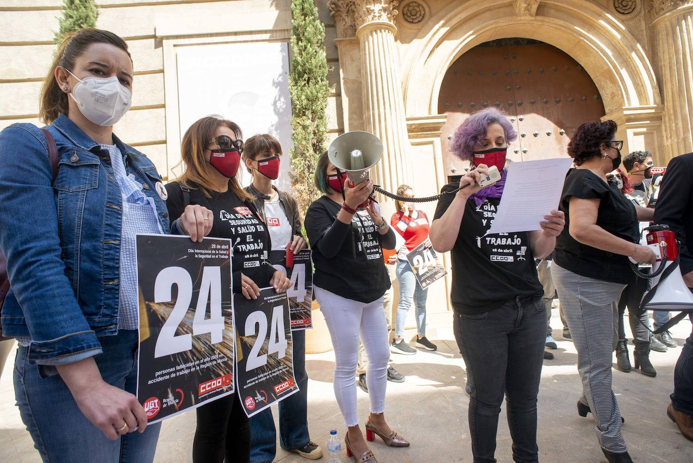 Fotos: Los sindicatos UGT Y CC OO homenajean a los fallecidos en accidente laboral surante 2020