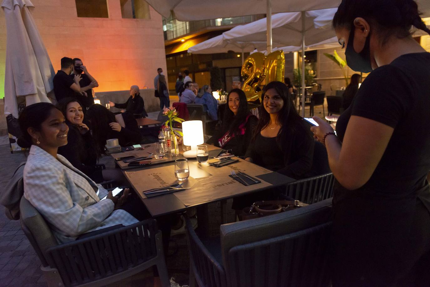 Fotos: «Cenas sin agobios» tras la ampliación del toque de queda a las doce de la noche