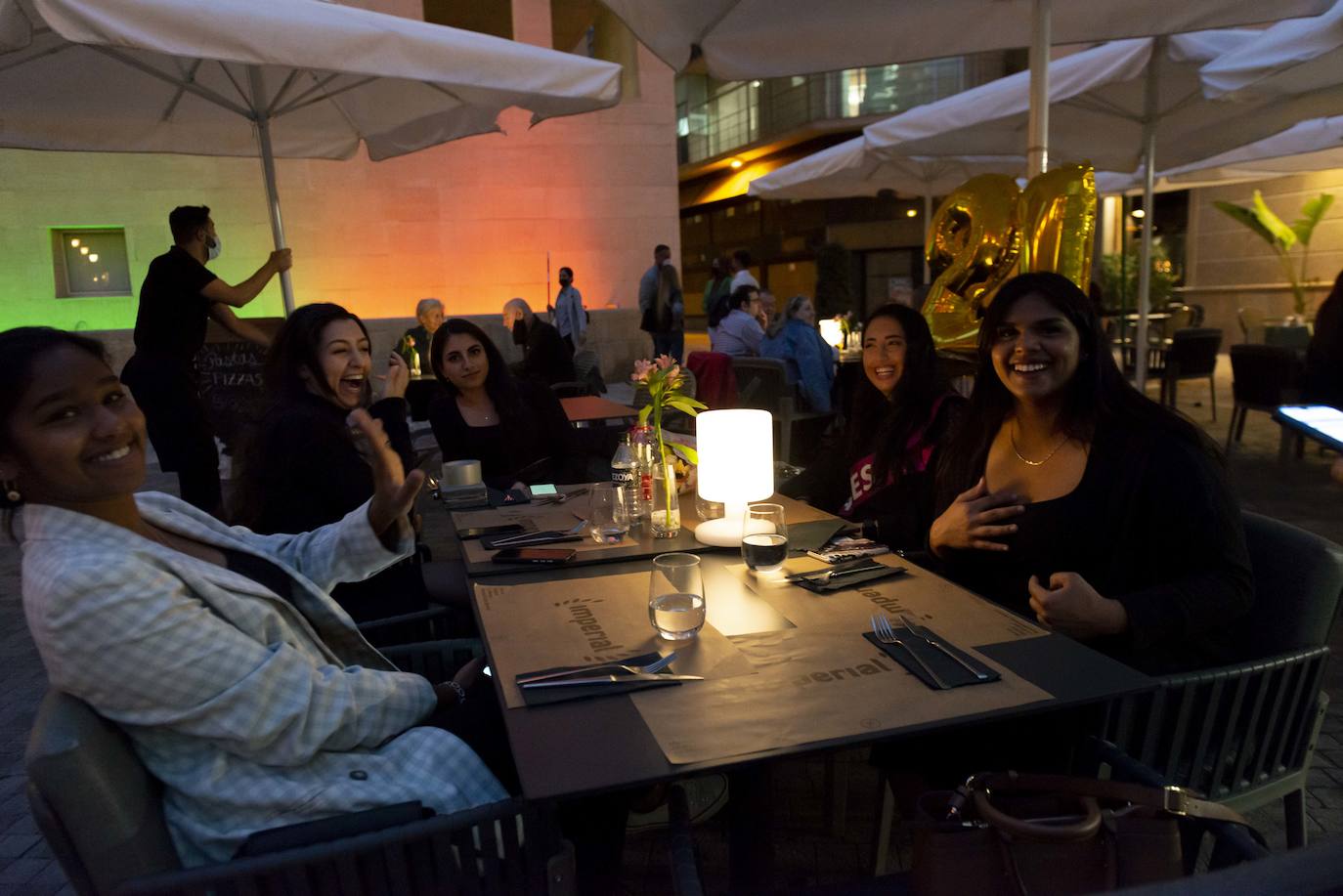 Fotos: «Cenas sin agobios» tras la ampliación del toque de queda a las doce de la noche