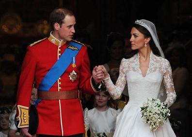 Imagen secundaria 1 - 1. Los duques de Cambridge posan junto a sus hijos. 2. Guillermo y Catalina, el día de su boda. 3. Catalina, en el funeral de Felipe de Edimburgo. 