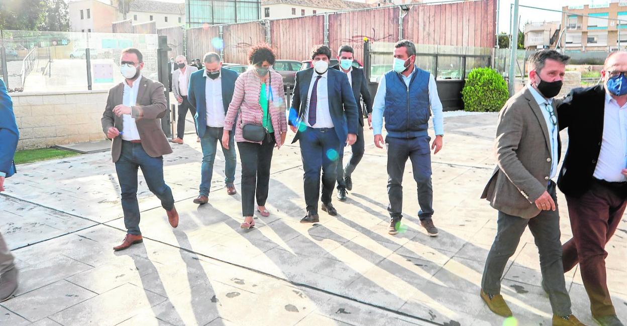 Los alcaldes de Lorca y Puerto Lumbreras y el presidente del Scrats acompañan a López Miras (c), precedidos por el presidente de los regantes. 