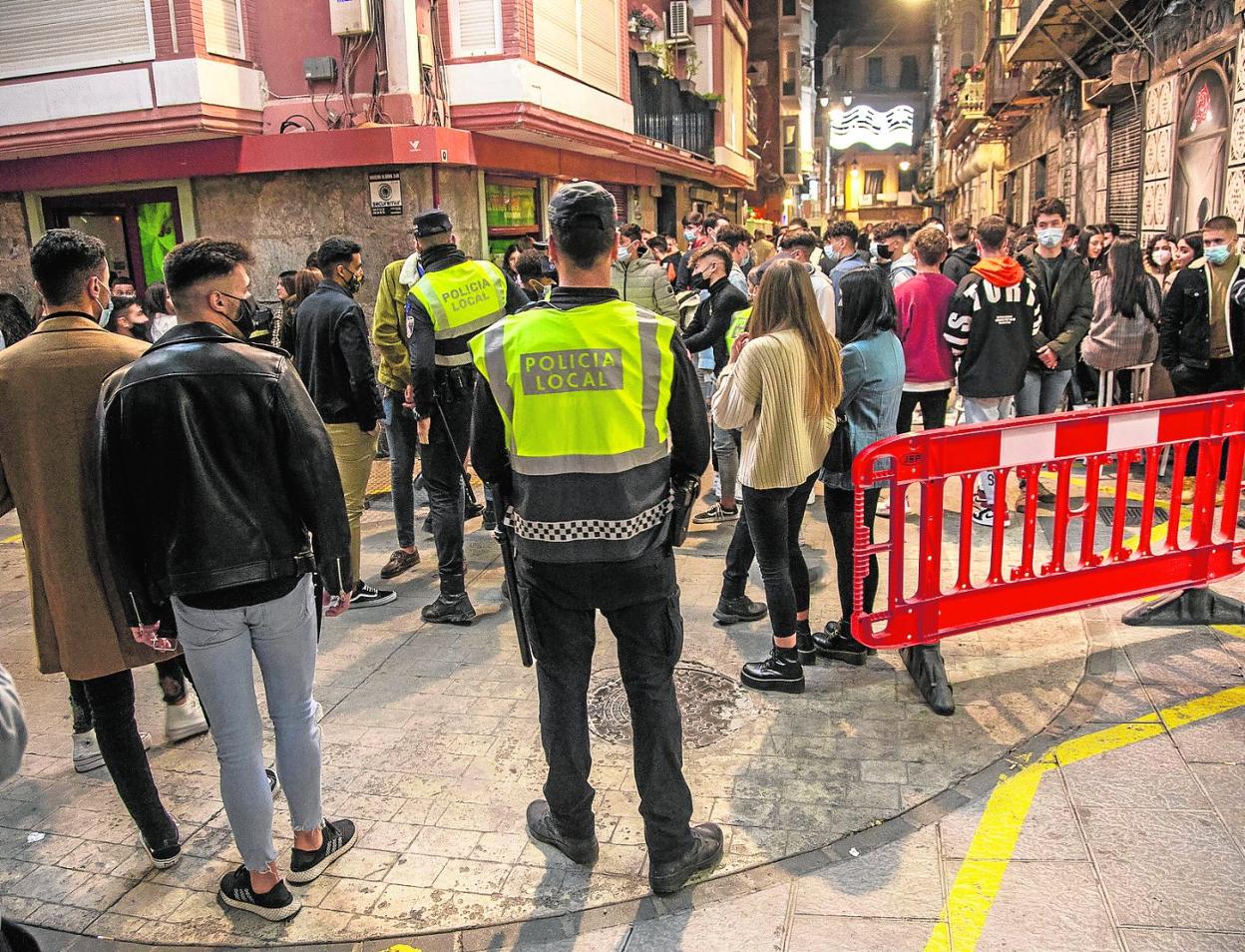 Agentes de la Policía Local, vigilando la zona de bares de las calles Aire y Cañón, la pasada Navidad. 