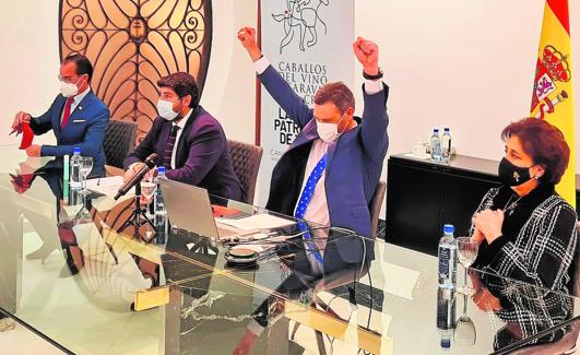 El alcalde de Caravaca de la Cruz, José Francisco García, levanta los brazos en el momento en el que la Unesco confirmaba la inclusión de los Caballos del Vino en la Lista de Patrimonio Cultural Inmaterial de la Humanidad. 