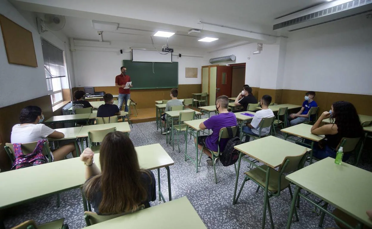 Estudiantes en un aula de un instituto de Murcia, en una fotografía de archivo.