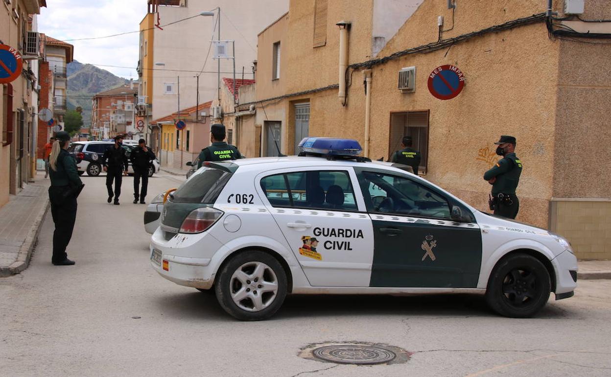 Agentes de la Guardia Civil en el lugar en el que se produjo el suceso.