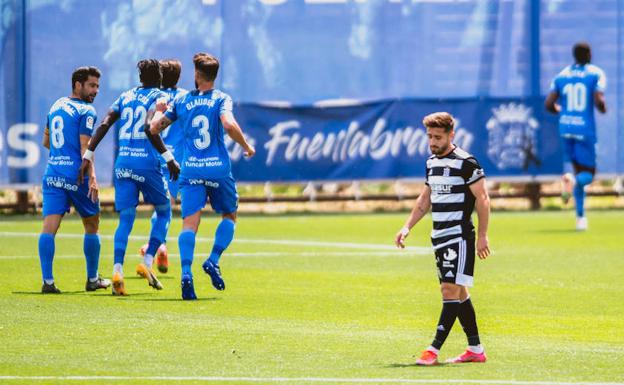 Nacho Gil se lamenta tras el primer gol del Fuenlabrada.