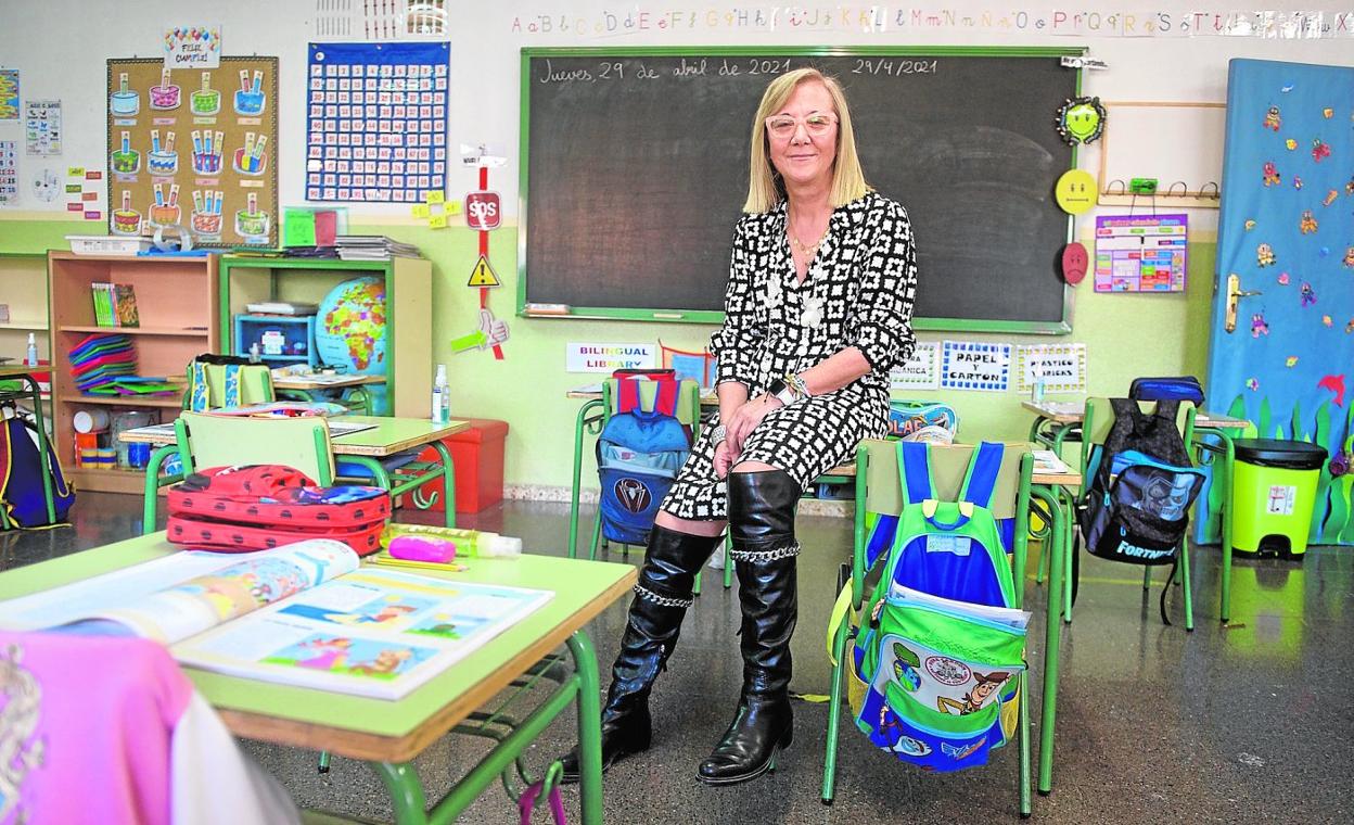 Mariola Sanz, en un aula del colegio Santa María de Los Ángeles, en la pedanía murciana de El Esparragal. 