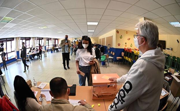 Votación en una de las mesas electorales de Madrid. 