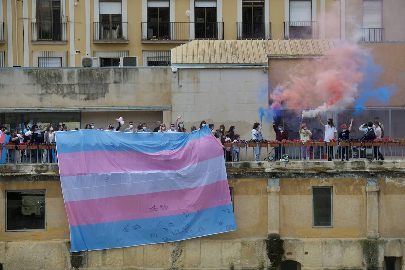 Fotos: La bandera tricolor llega a Murcia como símbolo de lucha de los derechos trans