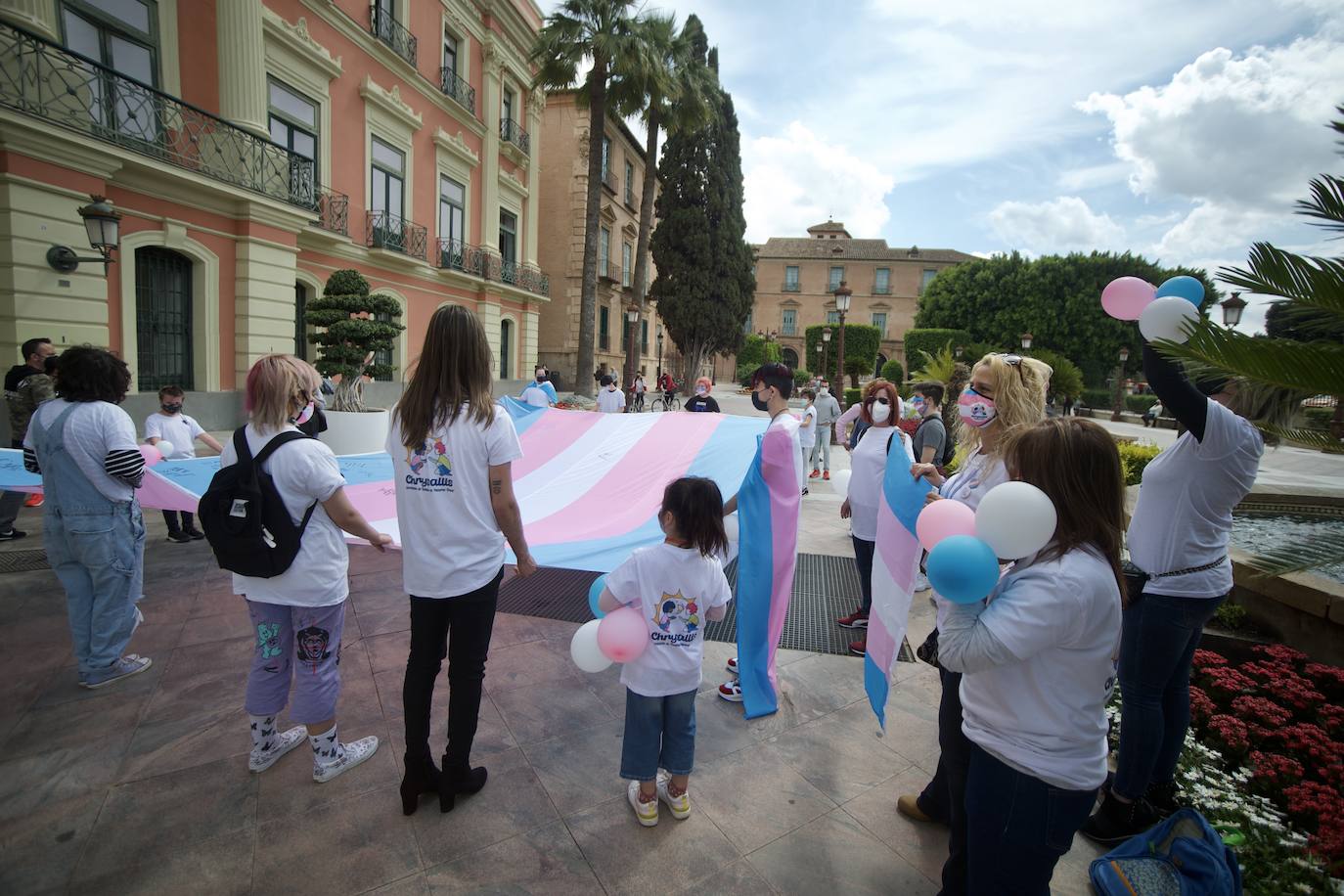 Fotos: La bandera tricolor llega a Murcia como símbolo de lucha de los derechos trans