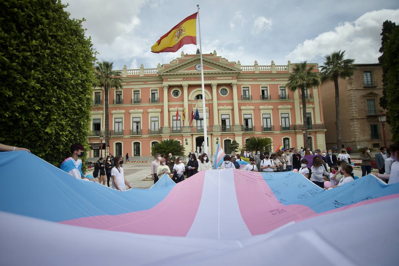 Fotos: La bandera tricolor llega a Murcia como símbolo de lucha de los derechos trans