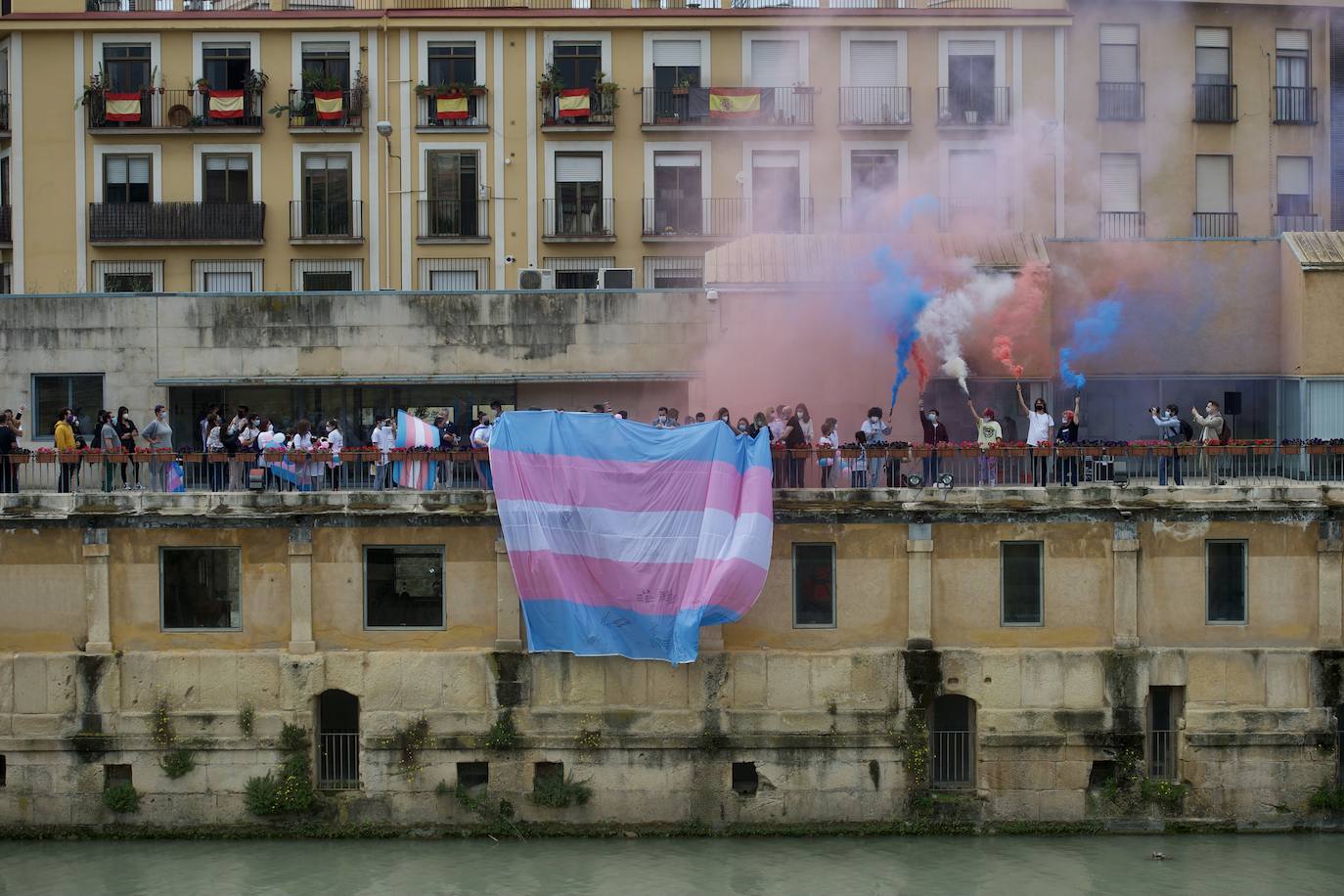 Fotos: La bandera tricolor llega a Murcia como símbolo de lucha de los derechos trans