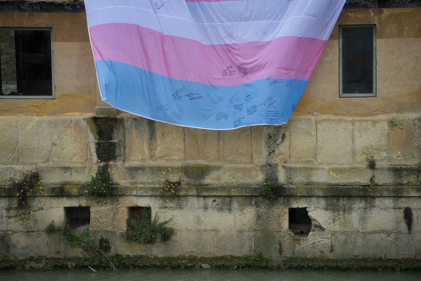 Fotos: La bandera tricolor llega a Murcia como símbolo de lucha de los derechos trans