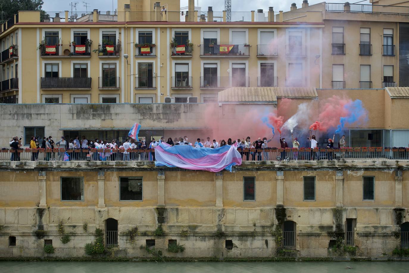 Fotos: La bandera tricolor llega a Murcia como símbolo de lucha de los derechos trans
